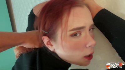 Dyn Fucked yn y Genau a Pussy Obedient Redheaded Skimpy a Cum ar Titw